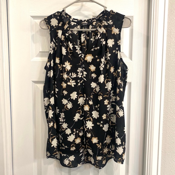 Simply Vera Vera Wang Tops - Simply Vera Vera Wang Black and White Floral Blouse